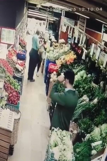 Markete giden kadına yumruklu saldırı dehşeti! Nedeni pes dedirtti: O anlar kamerada - Resim : 1