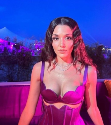 Hande Erçel'den cesur poz! Elbisesini kaldırıp poz verdi! - Resim: 1