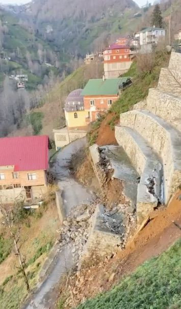 Rize’de faciaya ramak kala! Heyelanda istinat duvarı çöktü: O anlar kamerada - Resim: 3