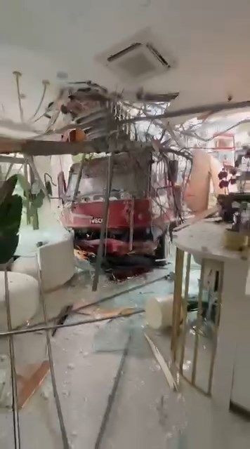 Büyükçekmece'de panik anları! Nakliye kamyonu diş polikliniğine girdi: Yaralılar var - Resim: 3