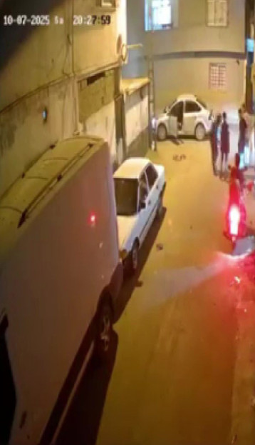 Adana’da akıllara durgunluk veren olay! Polis gibi çakarlı otomobille gezdi... Havaya ateş açıp çocukların üzerini aradı - Resim : 1
