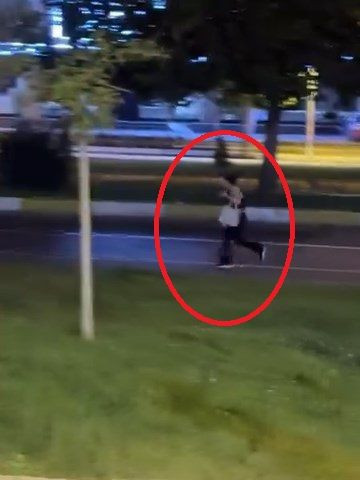 Diyarbakır’da akılalmaz anlar! Alkollü kadın trafiği birbirine kattı: Araçların önüne atlayıp sürücülere saldırdı - Resim: 1