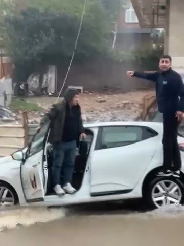 Yol çöktü, otomobil çukura saplandı! Sultanbeyli'deki mücadele kameraya yansıdı - Resim: 2