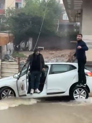 Yol çöktü, otomobil çukura saplandı! Sultanbeyli'deki mücadele kameraya yansıdı - Resim: 4