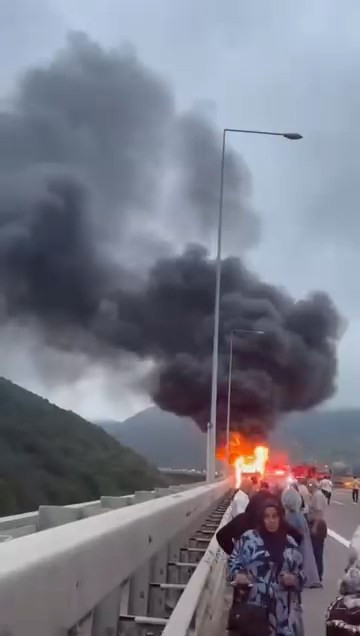 Anadolu Otoyolu'nda korku dolu anlar! Yolcu otobüsü alev alev yandı - Resim : 1