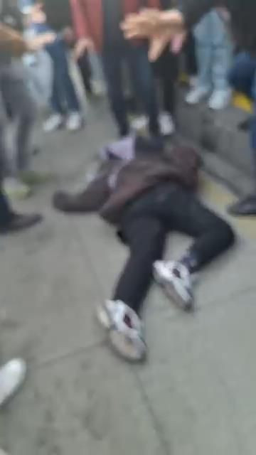 İstanbul'da feci olay! Durakta bayılan çocuğa metrobüs çarptı - Resim: 3