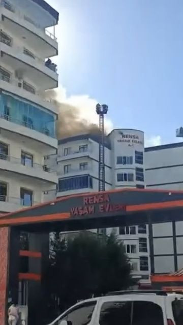 Diyarbakır’da korku dolu anlar! 7 kişi çatı yangınında mahsur kaldı - Resim: 2