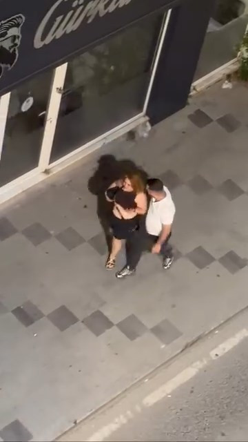 Sokak ortasında eski eş kabusu! Kadının çığlıkları kamerada: Beni öldürecek, yardım edin! - Resim : 1