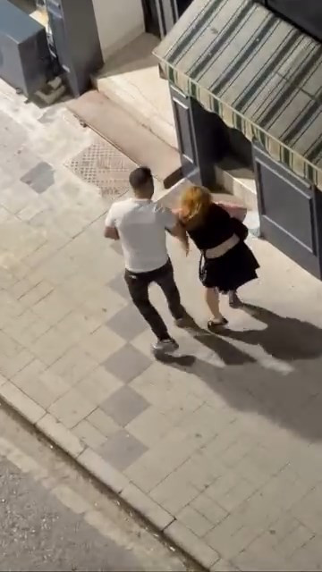 Sokak ortasında eski eş kabusu! Kadının çığlıkları kamerada: Beni öldürecek, yardım edin! - Resim : 2