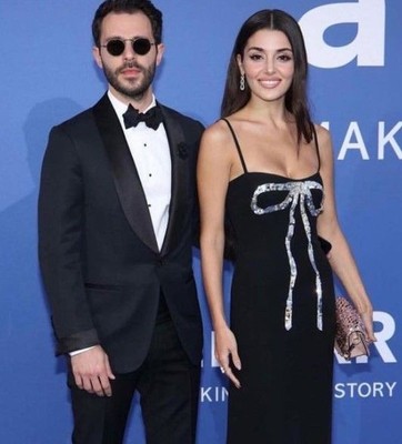 Hande Erçel ile Hakan Sabancı ilk kez poz verdi! Videodaki ayrıntı herkesi güldürdü - Resim: 1
