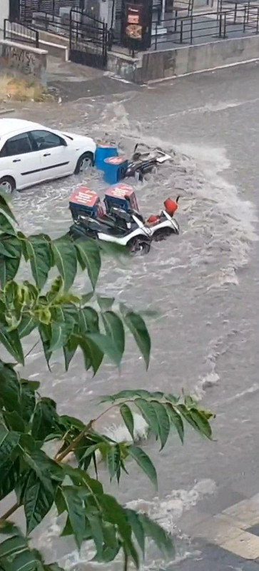 Ankara'da sel felaketi! Yol çöktü, araç çukura düştü - Resim: 6