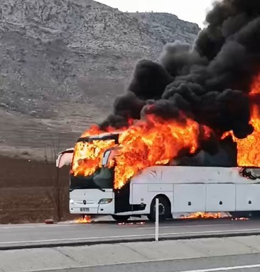 Yolcu otobüsü alev topuna döndü! Korku dolu anlar kameralara yansıdı - Resim : 1