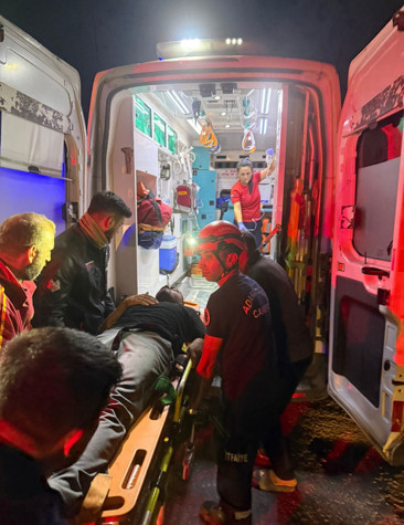 Adana'da feci kaza! Ölü ve yaralılar var - Resim : 1