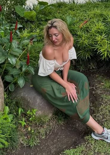 KPSS derslerine dekolte ile girmesi bir dönem Türkiye'de ortalığı sallamıştı! Fidan hocadan takipçilerini şaşırtan çırılçıplak bornoz pozu - Resim: 25