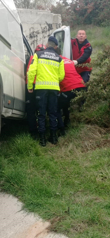 Balıkesir’de feci kaza! Minibüs beton bloğa çarptı: Çok sayıda ölü ve yaralı var - Resim: 2