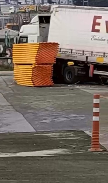 Büyükçekmece’de feci olay: Kendi tırının altında kalarak can verdi - Resim : 2