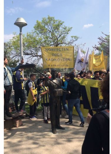 Fenerbahçeli taraftarlar 100'lerce ile Kalamış'a akın etti! Faruk Ilgaz Tesisleri 100'lerce kişiyle "Ali Koç istifa" diye inledi - Resim : 2