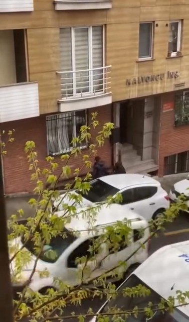 'Sigara izmariti atma' kavgasında ortalık karıştı! Komşuya kaldırım taşıyla saldırdılar: O Anlar kamerada - Resim : 1