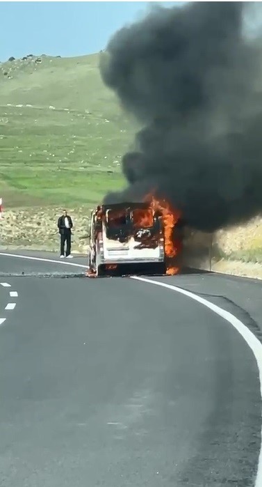 Kars’ın Sarıkamış ilçesinde seyir halindeki hafif ticari araç alev alev yandı - Resim : 1