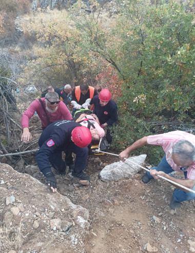 Otomobil şarampole yuvarlandı: Yaralılar var - Resim : 1