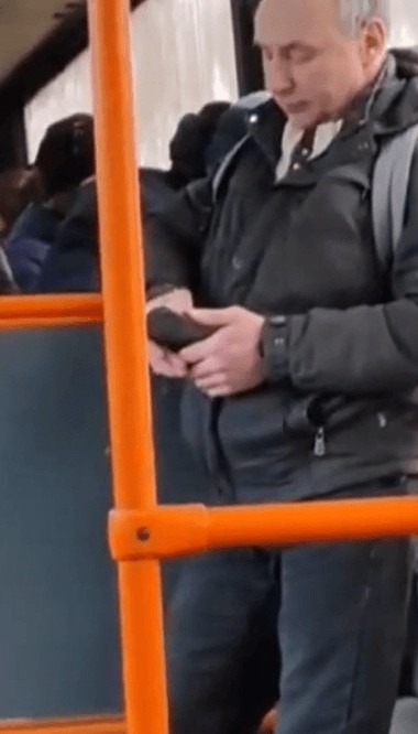 İETT benzeri araçta görülen adam şaşkınlık yarattı... Yanındakiler tanımadı ama herkes fark etti - Resim : 1
