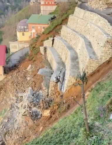 Rize’de faciaya ramak kala! Heyelanda istinat duvarı çöktü: O anlar kamerada - Resim: 2