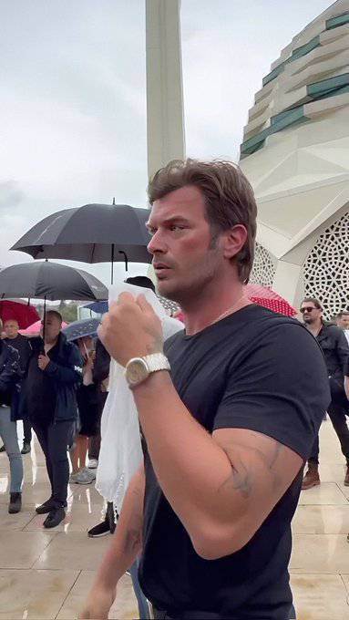 Kıvanç Tatlıtuğ kalpleri fethetti! Cami içinde yer kalmayınca namazını dışarıda kıldı - Resim : 1