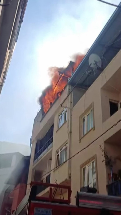 Mahallede yangın paniği! Çatı katı alev topuna döndü - Resim : 2
