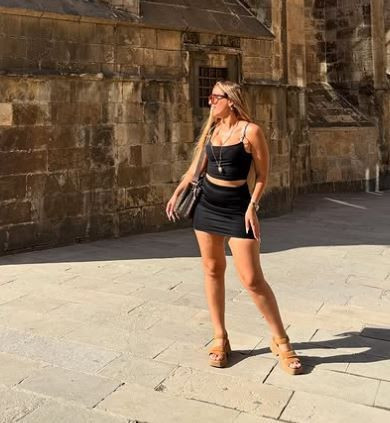 KPSS derslerine mini etek ve dekolte ile girmesi Türkiye'de olay olmuştu! Ünlü öğretmen Fidan hocadan şaşırtan balkon pozu - Resim: 2