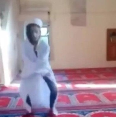 Camide imamın kıyafetlerini giyip yaptıklarıyla "pes" dedirtti! Skandal görüntülerle sonrası harekete geçildi - Resim: 1