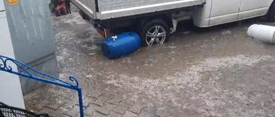 Van'da sağanak yağış etkili oldu! Cadde ve sokaklar göle döndü - Resim : 1
