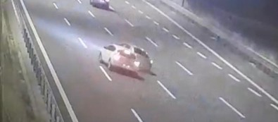 Sakarya'da feci kaza! Küçük çocuk taklalar atan otomobilden yola fırladı: O anlar kamerada - Resim : 2