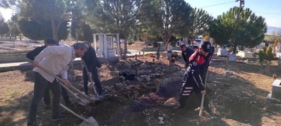 Tarlada ölüme terk edilen bebeğin cenaze fotoğrafı yürekleri sızlattı - Resim : 1