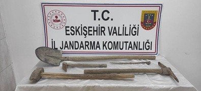 Evinin bahçesinde kaçak olarak tarihi eser arayan şahıs yakalandı! - Resim : 1