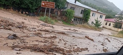 Meteoroloji uyarmıştı! Gümüşhane'yi sağanak vurdu! Erzincan-Gümüşhane karayolu kapandı - Resim : 1