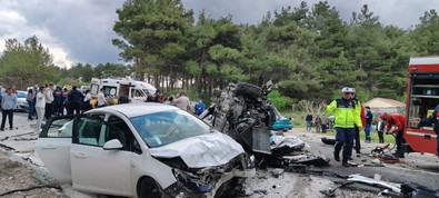 Balıkesir'de korkunç kaza! Otomobiller hurdaya döndü: Çok sayıda ölü ve yaralı var - Resim : 1
