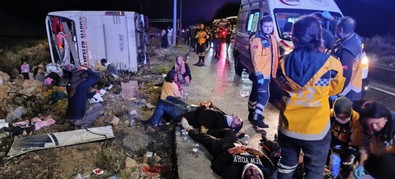 Mersin’de yolcu otobüsü devrildi: 9 ölü, 30 yaralı - Resim : 1