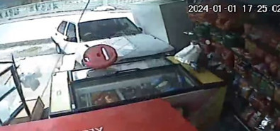 Araba sürmeyi öğrenirken kaza yaptı! 1 kişi yaralandı - Resim : 1