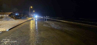 Kastamonu'da öyle bir etkisi altına aldı ki, kimse evden dışarı adımını atamadı. Sokaklar sular altın kaldı, araçlar güçlükle ilerleyebildi - Resim : 1
