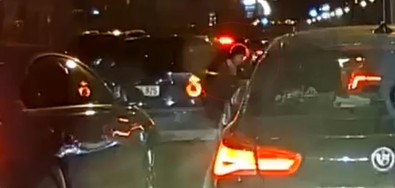 Mecidiyeköy E-5 Karayolu'nda dehşet anları! Korsan taksici kadını araçtan attı - Resim : 2