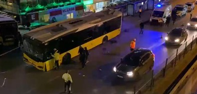 İstanbul'da feci kaza! İETT otobüsü durağa daldı ölü ve yaralılar var! Çok sayıda ekip sevk edildi - Resim : 2