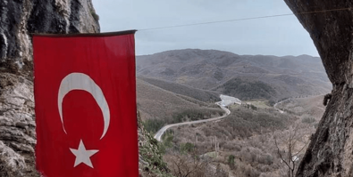 Hiçbir İnsanın çıkamadığı Türkiye'deki yere bir vatandaşımız çıktı... Tepede yaptığı hareket tüm Türkiye'yi gururlandırdı - Resim : 1