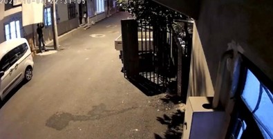 Hırsız etraftaki insanları umursamadan balkonda asılı duran halıyı sırtına atıp yoluna devam etti... - Resim : 1
