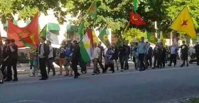 'Tedbir alındı' denmişti! İsveç sokaklarında yine YPG/PKK yandaşları yürüdü: Türk asıllı siyasetçi tepki gösterdi - Resim : 2