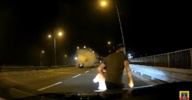 Sakarya'da feci kaza! Küçük çocuk taklalar atan otomobilden yola fırladı: O anlar kamerada - Resim : 1