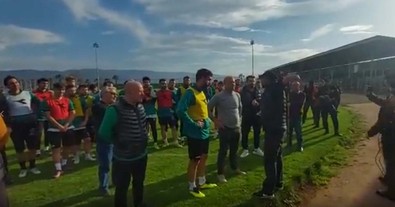 Takımın antrenmanı bitti, ortalık karıştı! Taraftar grubu sahaya indi: “Bazı arkadaşlar kendini Maradona sanıyor, adam gibi oynayın” - Resim : 1