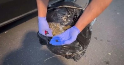 Batman’da takibe alınan araçlarda yapılan aramalarda 93 kilo esrar ele geçirildi - Resim : 1