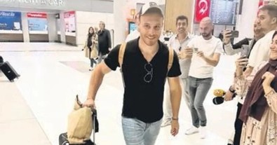 Hadise ve Kerem Bürsin Bodrum'dan döndü! "Bana bu kadar yaklaşmayın, istemiyorum" - Resim : 1