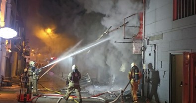 Kadıköy'de korkutan yangın! İş yeri alev alev yandı - Resim : 1