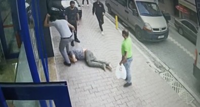 Çocuklardan para isteyen şahıs feci şekilde darbedildi! İşte kameraya yansıyan görüntüler! - Resim : 2